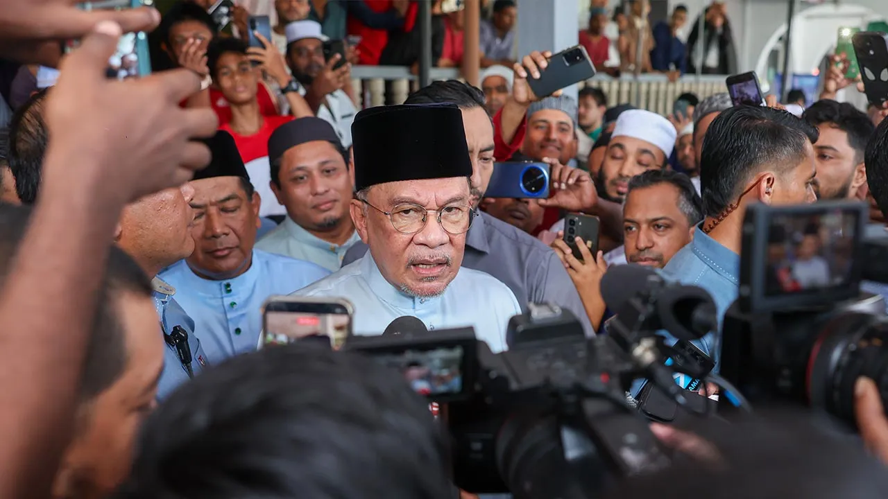 RAWANG, 1 Mei -- Perdana Menteri Datuk Seri Anwar Ibrahim menjawab soalan media selepas selesai menunaikan solat Jumaat di Masjid Nurul Iman Rawang hari ini.  -- fotoBERNAMA (2026) HAK CIPTA TERPELIHARA