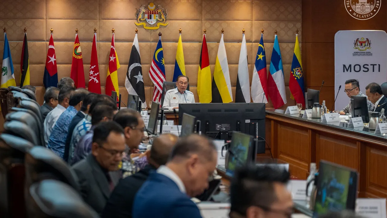 Selari dengan tekad untuk menjadikan sains, teknologi dan inovasi (STI) sebagai pemacu utama penyelesaian ekonomi negara, setiap perancangan dan pelaksanaan mesti digerakkan secara lebih strategik dan berkesan agar Malaysia mampu mendepani cabaran kewangan serta ketidaktentuan rantaian ekonomi global, termasuk krisis tenaga susulan konflik di Asia Barat._FB Anwar Ibrahim