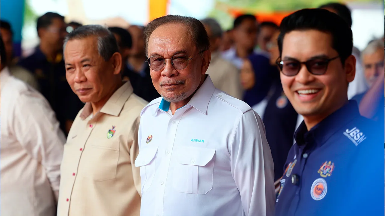 SEREMBAN, 15 Mei -- Perdana Menteri Datuk Seri Anwar Ibrahim (tengah) ketika hadir pada Majlis Perasmian Sambutan Hari Belia Negara Tahun 2026 Peringkat Kebangsaan di X-Park Sendayan hari ini.  Turut hadir Menteri Belia dan Sukan Dr Mohammed Taufiq Johari (kanan) dan Menteri Besar Negeri Sembilan Datuk Seri Aminuddin Harun.  --fotoBERNAMA (2026) HAK CIPTA TERPELIHARA   SEREMBAN, May 15 -- Prime Minister Datuk Seri Anwar Ibrahim (centre) attends the opening ceremony of the 2026 National Youth Day Celebration