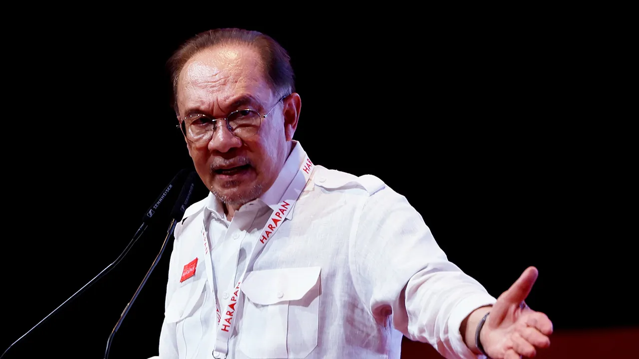 JOHOR BAHARU, 17 Mei -- Perdana Menteri merangkap Pengerusi Pakatan Harapan (PH), Datuk Seri Anwar Ibrahim berucap pada Konvensyen Pakatan Harapan 2026 di Pusat Konvensyen Antarabangsa Persada, hari ini.  -- fotoBERNAMA (2026) HAK CIPTA TERPELIHARA  JOHOR BAHRU, May 17 -- Prime Minister and Pakatan Harapan (PH) chairman Datuk Seri Anwar Ibrahim delivers his speech at the Pakatan Harapan Convention 2026 at the Persada International Convention Centre today.  -- fotoBERNAMA (2026) COPYRIGHT RESERVED