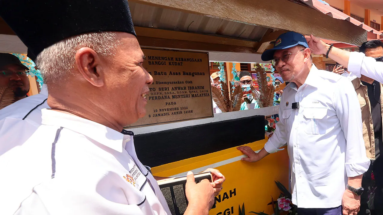 KUDAT, 9 Mei -- Perdana Menteri Datuk Seri Anwar Ibrahim melawat Batu Asas Perasmian Sekolah Menengah SMK Banggi yang disempurnakan beliau pada 10 November 1994 ketika melakukan lawatan di sekolah itu hari ini.  --fotoBERNAMA