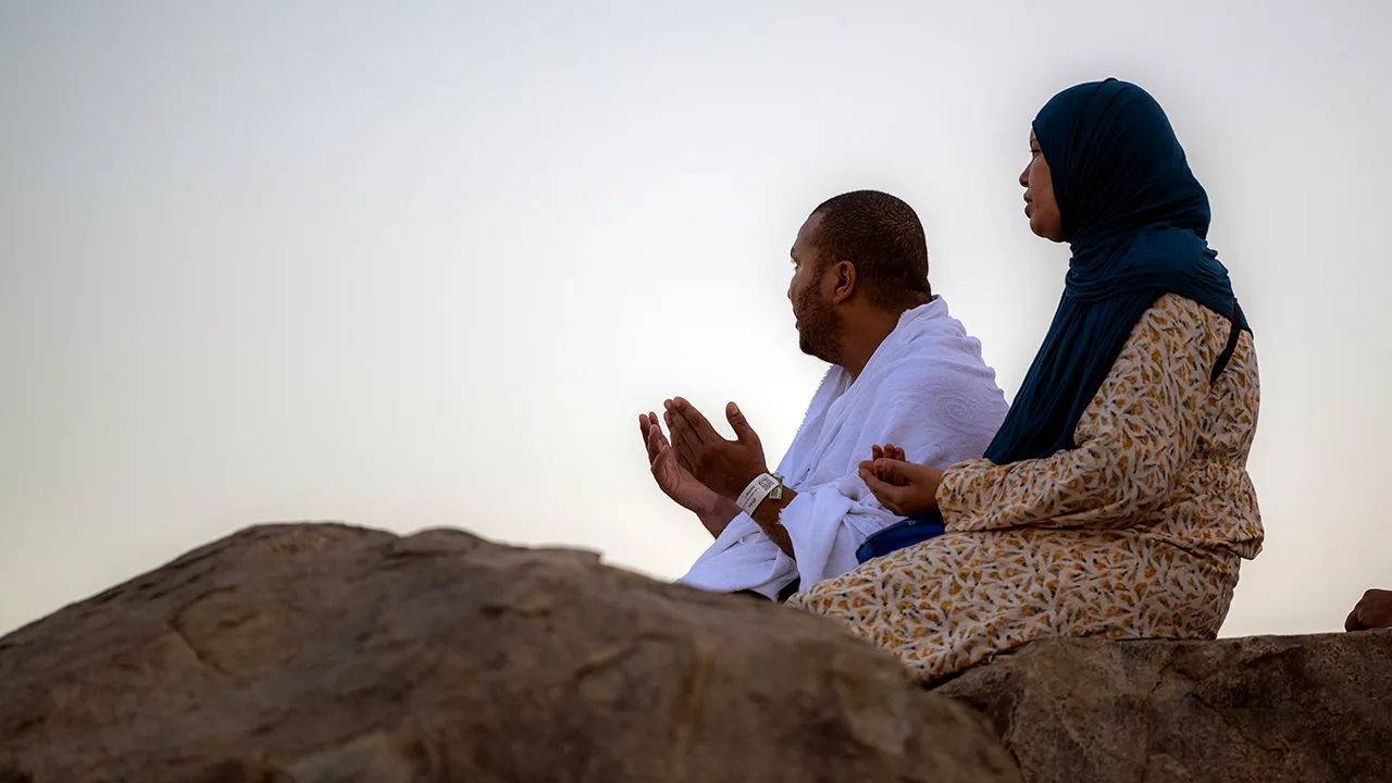 ARAFAH, 5 Jun -- Jemaah berada di Jabal Rahmah yang terletak di Padang Arafah untuk berdoa dan bermunajat hari ini.  Padang Arafah menjadi saksi kepada kebesaran Islam apabila dibanjiri jutaaan jemaah haji dari seluruh pelusuk dunia yang menunaikan kemuncak ibadah Haji pada 5 Jun bersamaan 9 Zulhijjah 1446 Hijrah.  Jemaah mula berkumpul di Padang Arafah sejak awal subuh untuk menunaikan ibadah wuquf, bermunajat, berzikir, memohon keampunan dan membaca al-Quran.  -- fotoBERNAMA (2025) HAK CIPTA TERPELIHARA