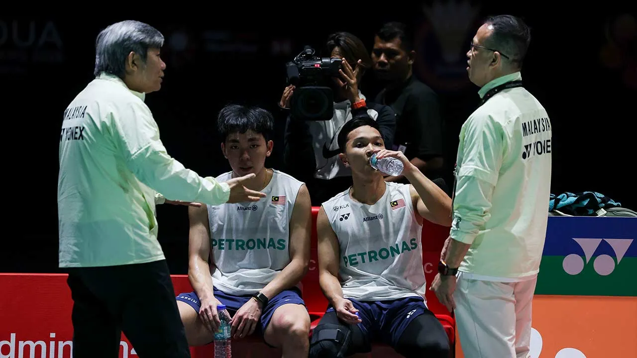 KUALA LUMPUR, 23 Mei -- Beregu lelaki negara Arif Junaidi (dua, kanan) dan Yap Roy King (dua, kiri) diberi kata-kata semangat oleh jurulatih Rexy Mainaky (kanan) dan Herry Iman Pierngadi (kiri) ketika menentang pasangan Denmak Daniel Lundgaard dan Mads Vestergaard pada kejohanan Perodua Malaysia Masters 2026 di Unifi Arena Bukit Jalil hari ini.  --fotoBERNAMA (2026) HAK CIPTA TERPELIHARA