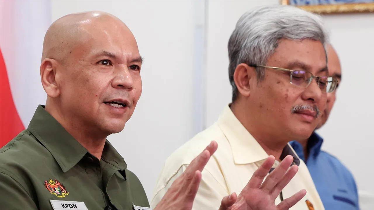 PAPAR, 4 Mei -- Menteri Perdagangan Dalam Negeri dan Kos Sara Hidup, Datuk Armizan Mohd Ali (kiri) mengadakan sidang media selepas Taklimat Status Semasa Projek-Projek Pembangunan Daerah Papar di Pejabat Daerah Papar hari ini.  --fotoBERNAMA (2026) HAK CIPTA TERPELIHARA