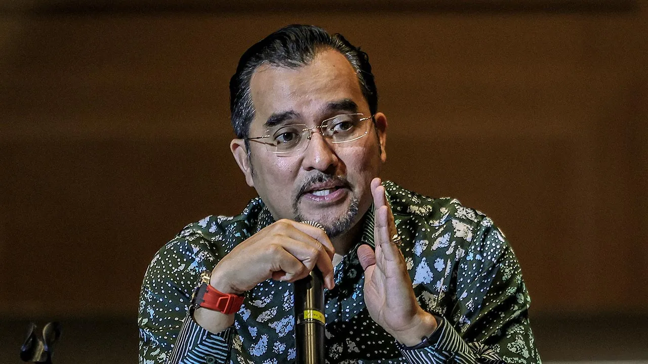 KUALA LUMPUR, 14 Mei -- Pengerusi Majlis Amanah Rakyat (MARA) Datuk Dr Asyraf Wajdi Dusuki menjawab soalan dari pengamal media pada Sesi Konsultasi Rang Undang-Undang MARA 2026 di sebuah hotel hari ini.  -- fotoBERNAMA (2026) HAK CIPTA TERPELIHARA