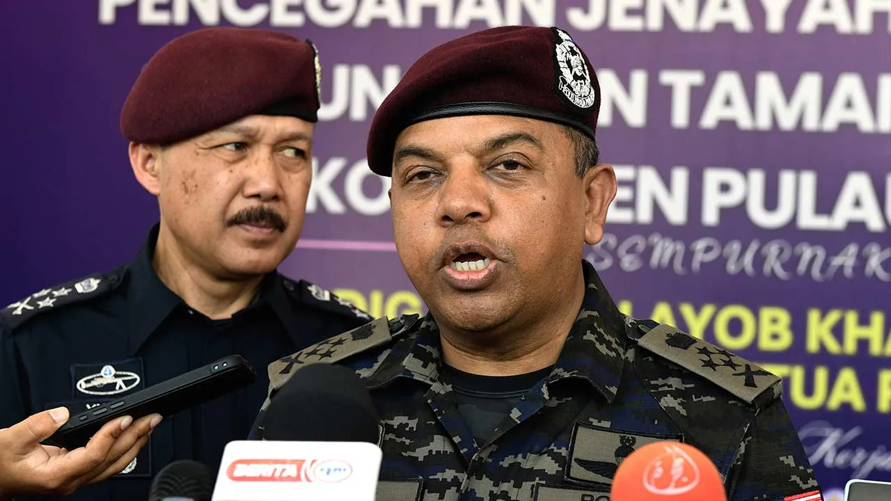 GEORGE TOWN, 10 Mei -- Timbalan Ketua Polis Negara Tan Sri Ayob Khan Mydin Pitchay (kanan) mengadakan sidang media selepas Peluncuran Taman Angkat Amanita Kontinjen Pulau Pinang 2026 di Padang Kawat Universiti Sains Malaysia (USM) hari ini.  Turut sama Pengarah Jabatan Pencegahan Jenayah dan Keselamatan Komuniti (JPJKK) Bukit Aman, Datuk Seri Mohd Yusri Hassan Basri.  --fotoBERNAMA (2026) HAK CIPTA TERPELIHARA