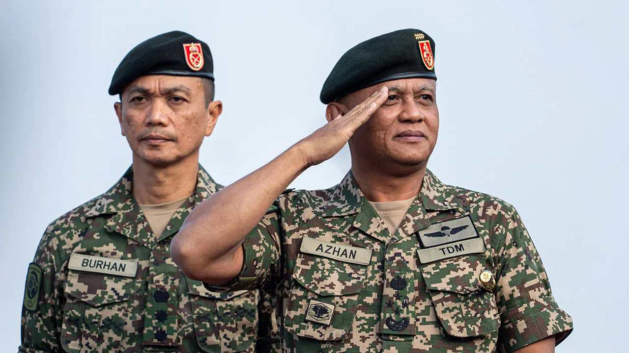 PORT DICKSON, 17 Jan -- Panglima Tentera Darat Jeneral Datuk Azhan Md Othman memberi tabik hormat pada Perbarisan Tamat Latihan Perajurit Muda Lelaki Siri 204/25 dan Wanita Siri 50/25 di Padang Kawad Pusat Latihan Asas Tentera Darat (PUSASDA), hari ini.  --fotoBERNAMA