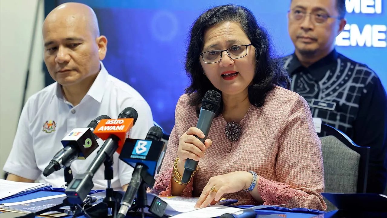 PUTRAJAYA, 15 Mei -- Ketua Pengarah Pendidikan Tinggi Datuk Prof Dr Azlinda Azman bercakap pada Sidang Media Khas mengenai Laluan Kemasukan Pelajar Lepasan Di Luar Sistem Pendidikan Kebangsaan Ke Institut Pengajian Tinggi Awam (IPTA) di Kementerin Pendidikan Tinggi hari ini.  --fotoBERNAMA (2026) HAK CIPTA TERPELIHARA