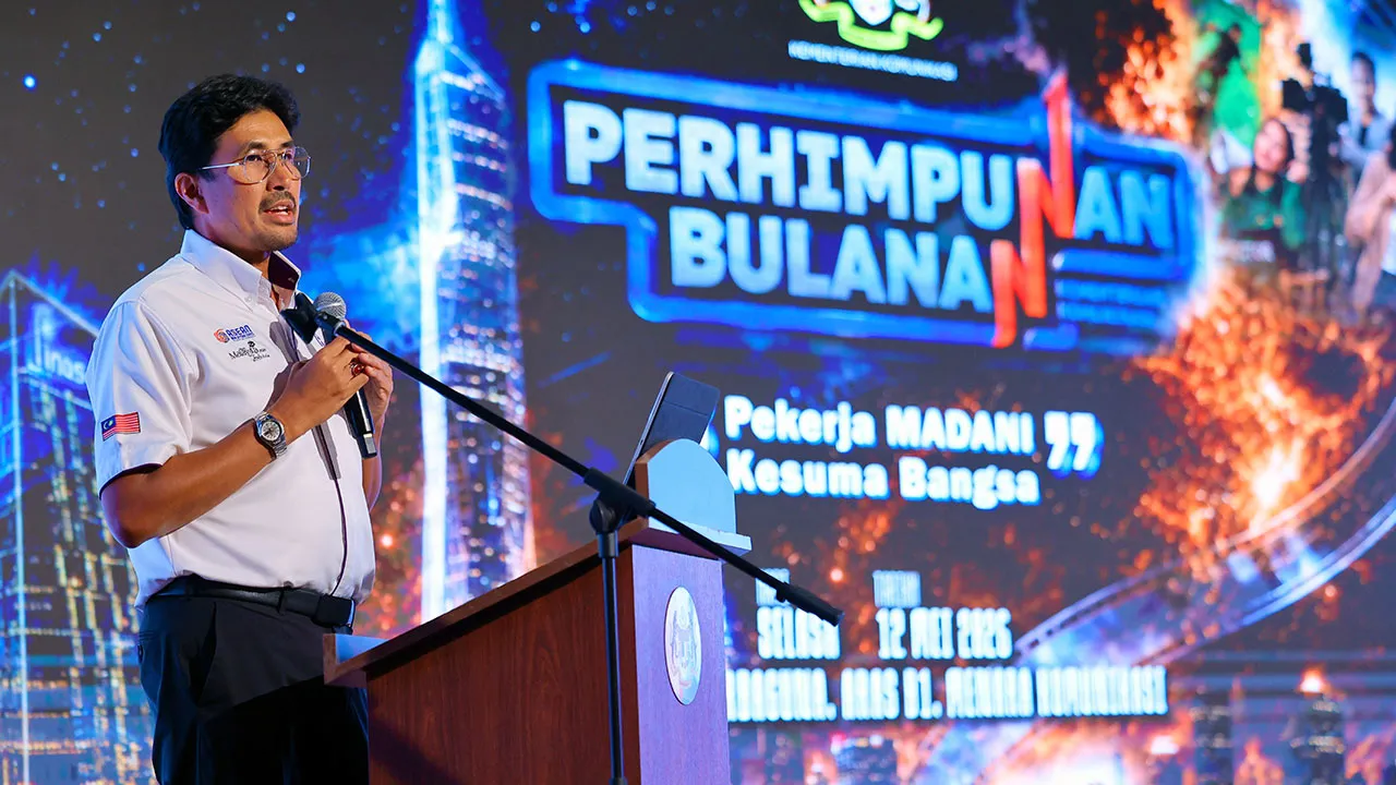 PUTRAJAYA, 12 Mei -- Ketua Pegawai Eksekutif (CEO) Perbadanan Kemajuan Filem Nasional Malaysia (FINAS), Datuk Azmir Saifuddin Mutalib, menyampaikan ucapan pada majlis perhimpunan bulanan Kementerian Komunikasi bagi bulan Mei anjuran FINAS di Dewan Serbaguna Kementerian Komunikasi hari ini.  —fotoBERNAMA