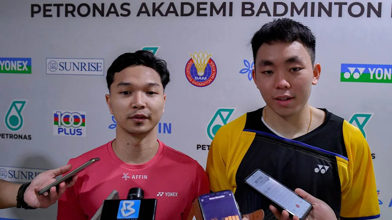 KUALA LUMPUR, 7 Feb -- Pemain beregu lelaki negara Yap Roy King (kanan) bersama Wan Arif Wan Junaidi ketika ditemui media selepas sesi latihan di Petronas Akademi Badminton Malaysia hari ini.