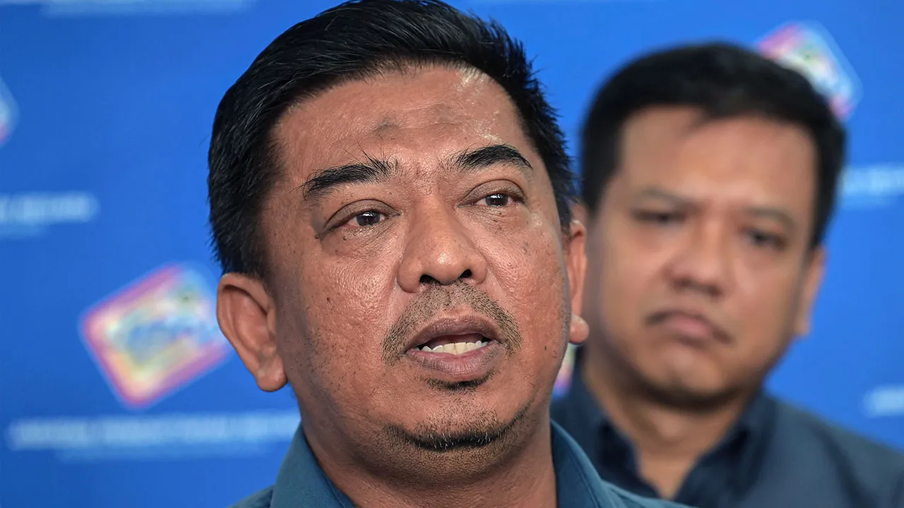 RAWANG, 2 Jan -- Ketua Pengarah Pendaftaran Negara Datuk Badrul Hisham Alias ketika ditemubual pemberita selepas sesi penyerahan kad pengenalan oleh Jabatan Pendaftaran Negara (JPN) kepada tujuh beradik di Sungai Buaya, Rawang di sini hari ini._BERNAMA