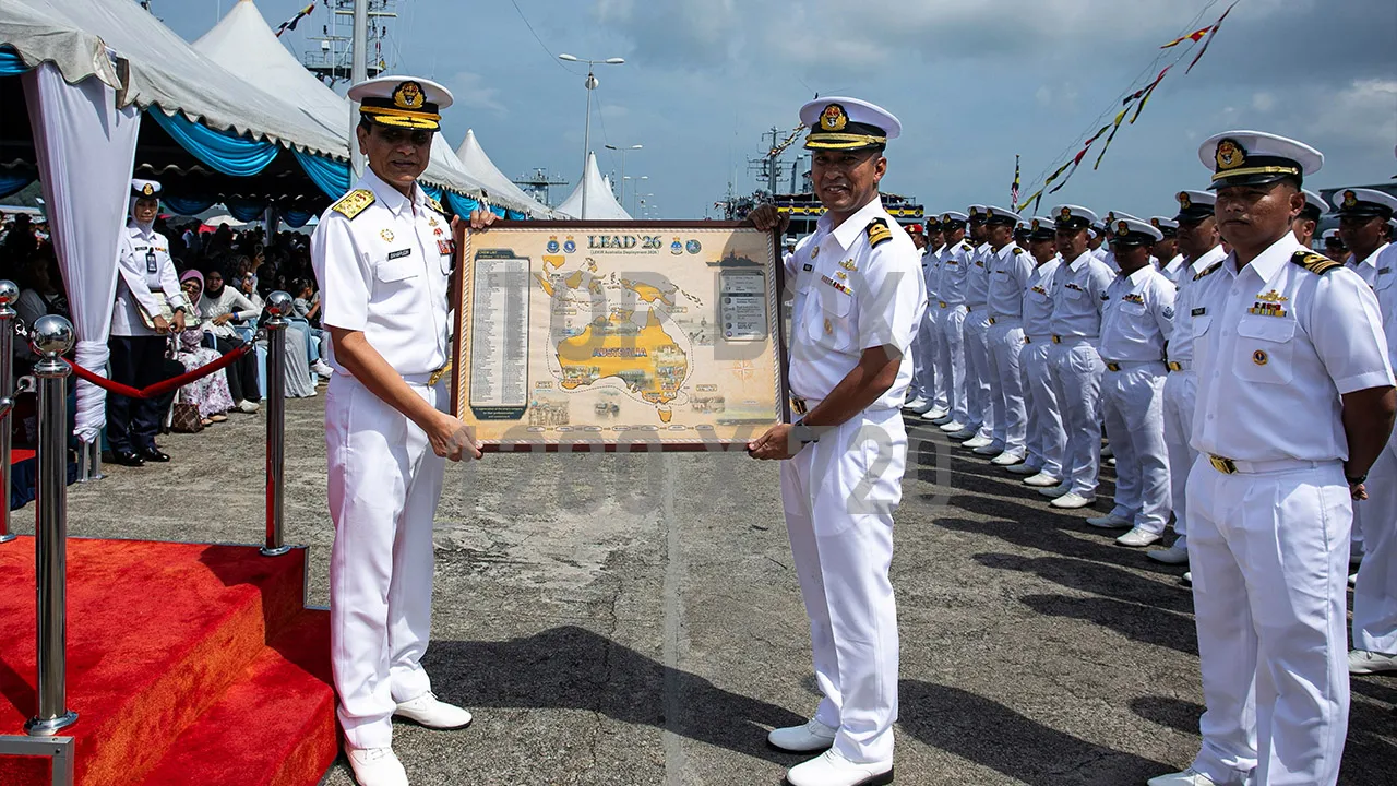 LUMUT, 3 Mei -- Panglima Armada Barat Laksamana Madya Datuk Baharudin Wan Md Nor (kiri) menyampaikan cenderahati kepada Pegawai Memerintah KD Lekir Komander Megat Mohamad Sofwan Firdaus Megat Mohamad Yunus (dua,kiri) pada Majlis Sambutan Kepulangan KD Lekir Selesai Lekir Australia Deployment 2026 di Pangkalan TLDM di sini hari ini._BERNAMA