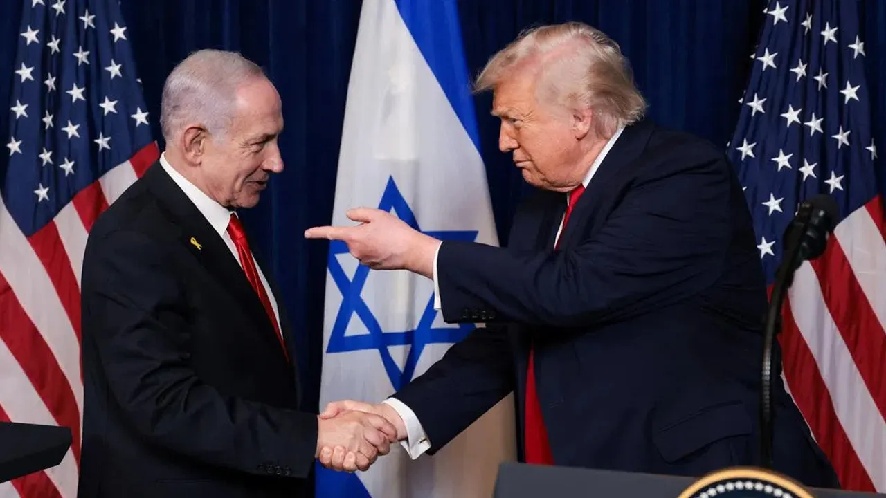 U.S. President Donald Trump points his finger towards Israeli Prime Minister Benjamin Netanyahu as they shake hands during a press conference after meeting at Trump’s Mar-a-Lago club in Palm Beach, Florida, U.S., December 29, 2025. REUTERS/Jonathan Ernst TPX IMAGES OF THE DAY