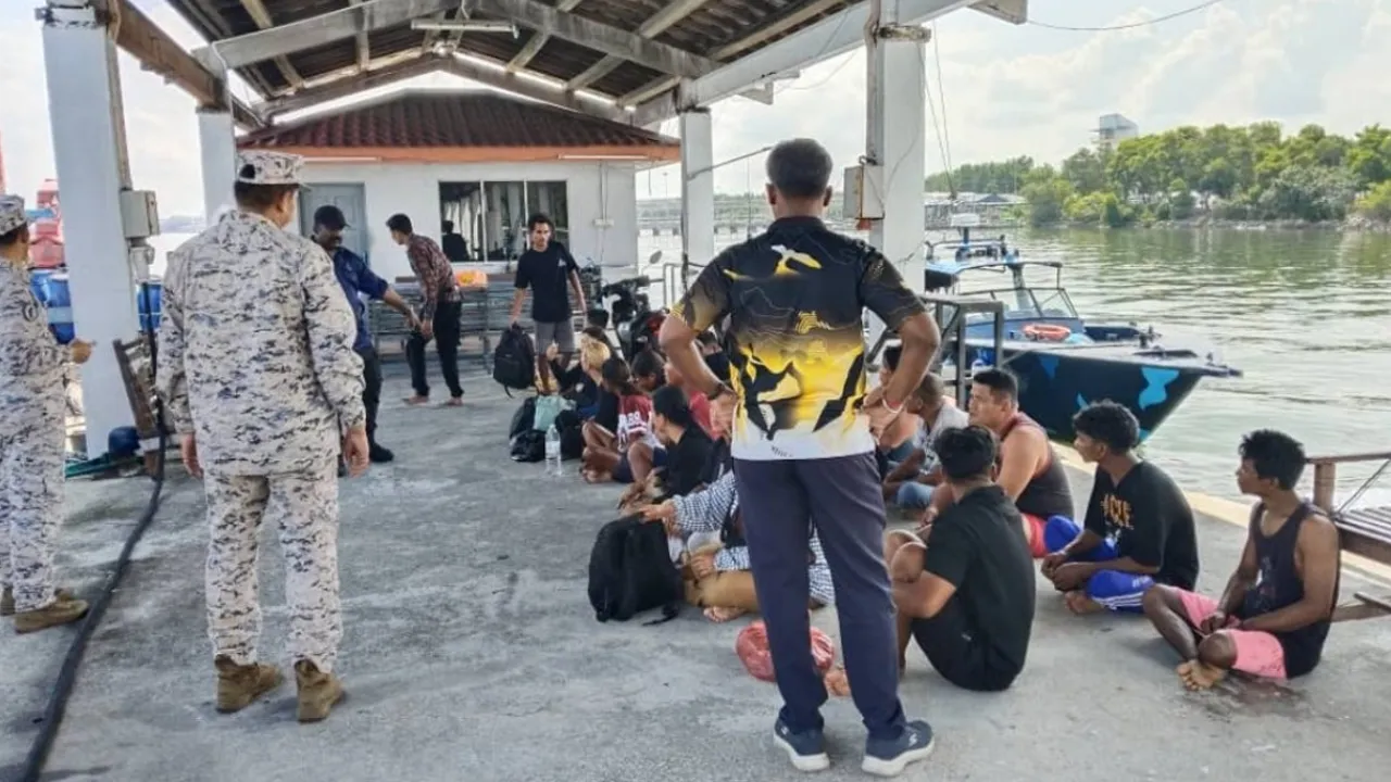 LUMUT, 12 Mei (Bernama) -- Sebanyak 23 pendatang tanpa izin ditahan pihak berkuasa selepas bot dinaiki mereka karam di perairan Pulau Pangkor, dekat sini semalam. Ketua Polis Daerah Manjung ACP Hasbullah Abd Rahman berkata pihaknya menerima laporan mengenai insiden berkenaan daripada Pasukan Polis Marin (PPM) Kampung Acheh kira-kira 2.35 petang.