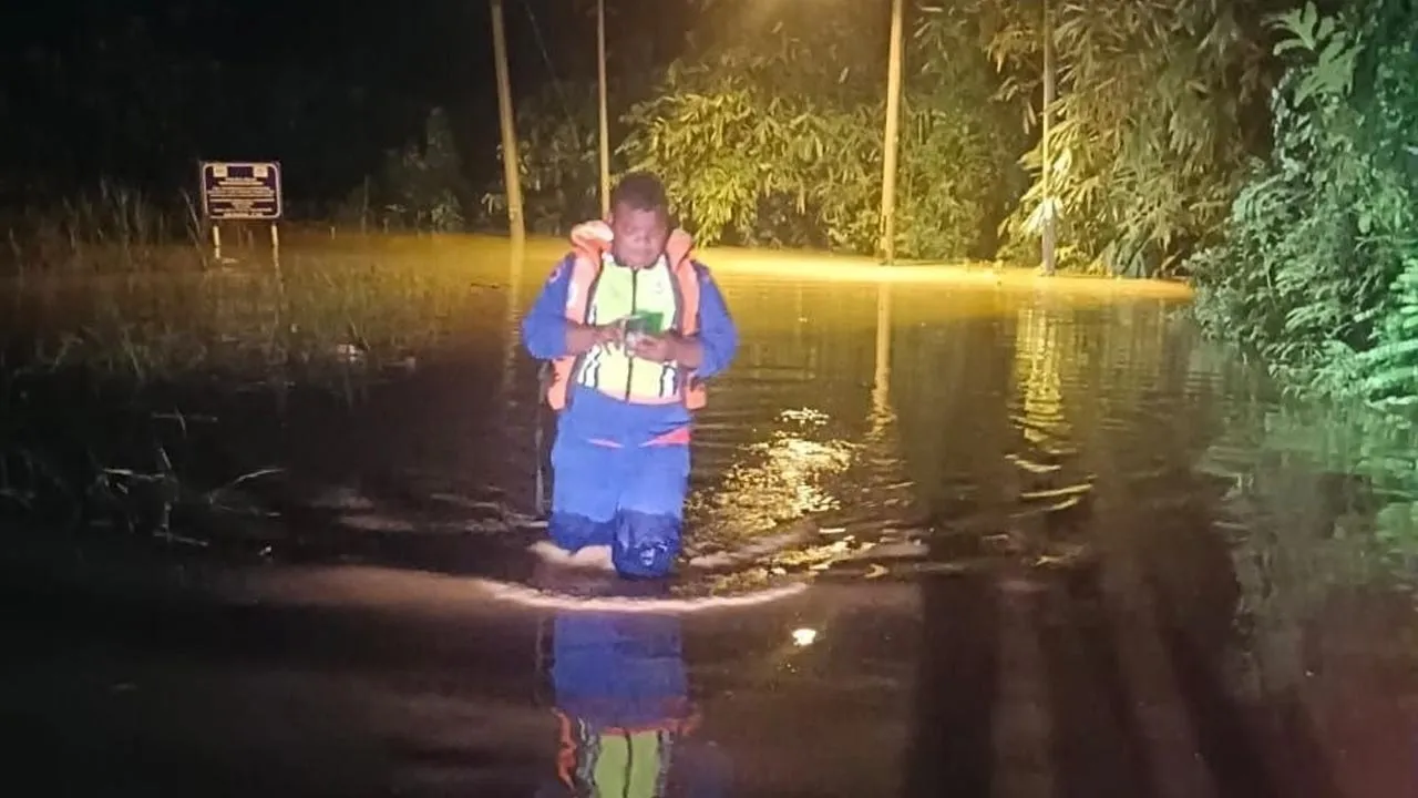 Banjir kilat: Lebih 10 buah rumah terjejas di Sungai Siput.. kredit APM