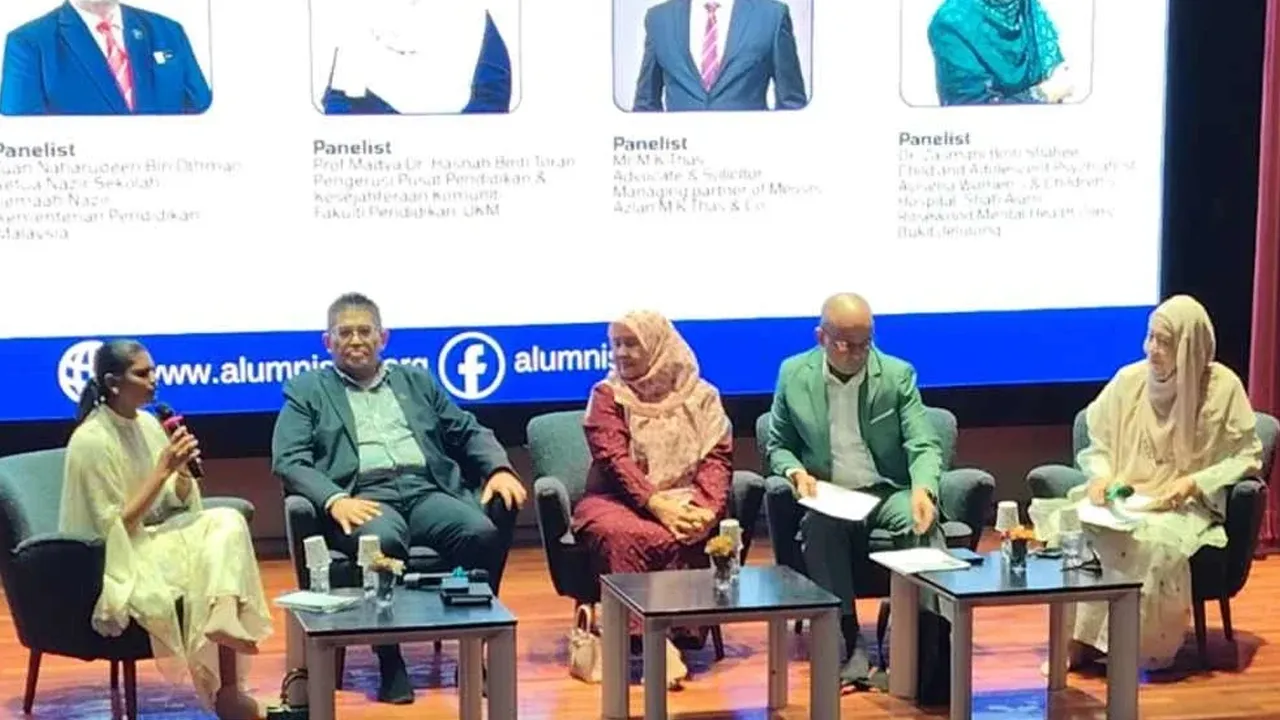 Dari kiri: Dr Malar Santhi selaku moderator bersama panel terdiri daripada Naharudeen, Dr Hasnah Toran, M.K. Thas dan Dr Zasmani dalam Forum “Respect vs Fear: Shaping Positive Traditions in SBPs Without Crossing Into Bullying” di Perpustakaan Raja Tun Uda Shah Alam pada Ahad.
