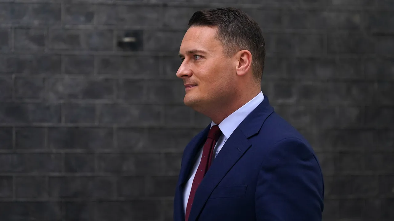 Britain's Health Secretary Wes Streeting arrives in Downing Street for a meeting with Prime Minister Keir Starmer in London, Wednesday, May 13, 2026.(AP Photo/Alberto Pezzali)