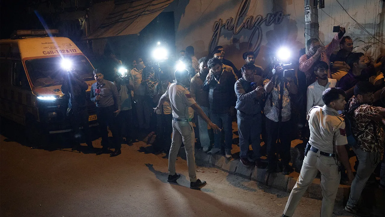 Police officers cordon off a crowd of people and members of the media at the site of a collapsed building in New Delhi, India, May 30, 2026. REUTERS/Adnan Abidi