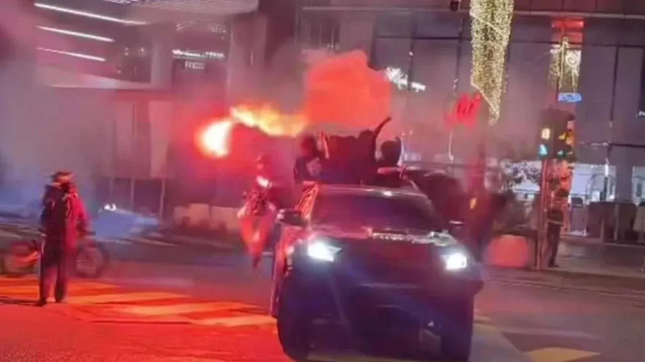 KUALA LUMPUR - Polis sedang mengesan sekumpulan lelaki yang membakar suar di atas sebuah kenderaan pacuan empat roda di Jalan Sultan Ismail berhampiran sebuah restoran makanan segera di Bukit Bintang pada Isnin.