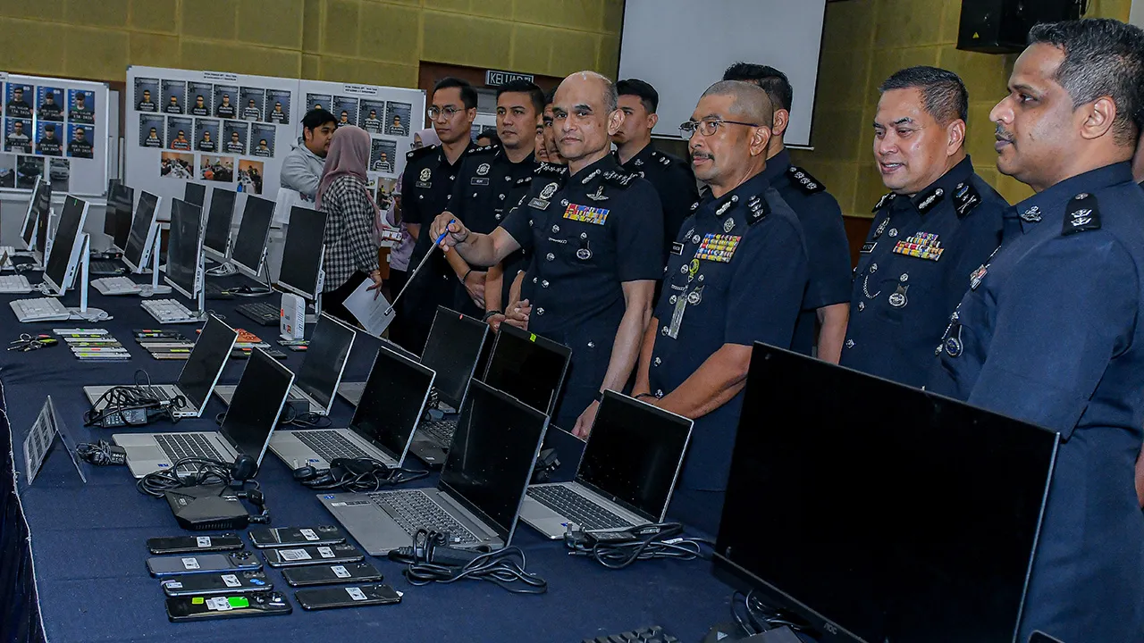 SHAH ALAM, 21 Mei -- Ketua Polis Selangor Datuk Shazeli Kahar (tengah) menunjukkan barang rampasan berkaitan tangkapan sindiket “Call Centre” dalam empat serbuan berasingan di Shah Alam dan Sepang pada sidang media di Mes Pegawai Kanan Ibu Pejabat Kontinjen Selangor, hari ini.  -- fotoBERNAMA (2026) HAK CIPTA TERPELIHARA