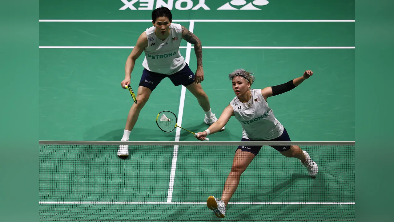 KUALA LUMPUR, 21 Mei -- Beregu campuran negara Chen Tang Jie dan Toh Ee Wei ketika menentang beregu campuran Indonesia Amri Syahnawi dan Nita Violina Maewah pada Kejohanan Perodua Malaysia Masters 2026 di Unifi Arena, Bukit Jalil hari ini.  Beregu negara menang 21-19 , 22-20.  --fotoBERNAMA(2026) HAK CIPTA TERPELIHARA