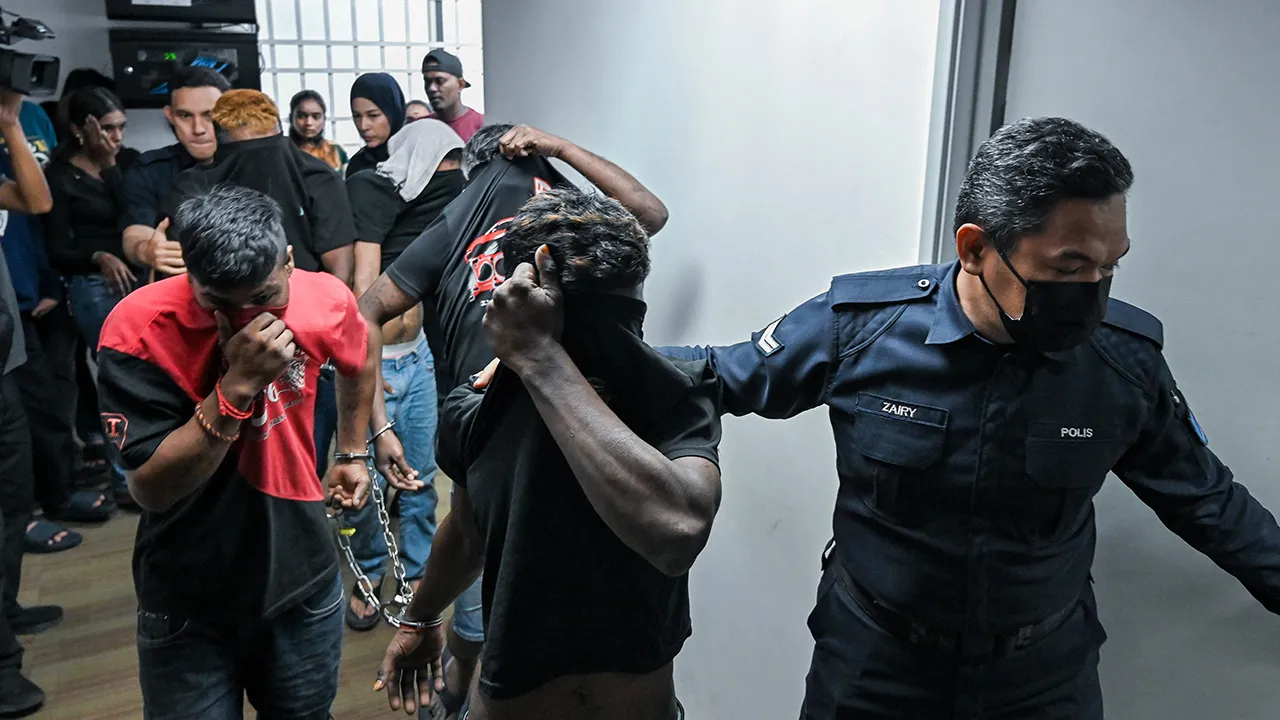 IPOH, 20 Mei -- Seorang lelaki bersama-sama empat rakannya dihadapkan ke Mahkamah Majistret di sini hari ini atas pertuduhan membunuh adik kandung lelaki itu di kawasan Tanjung Rambutan, minggu lepas.  S.K Siri Sakti Vell, 22, dan rakannya K Thirucelvan, 33, Shashipal Singh Manmuhan Singh, 36, N Thaneshwaran, 24, dan P Ukenthiran, 35, bersama seorang lagi yang masih bebas dituduh membunuh S.K Kerisnan, 18.  Mereka didakwa melakukan perbuatan itu di kawasan berhampiran Kuil Sri Subramaniar, Jalan Perpaduan S