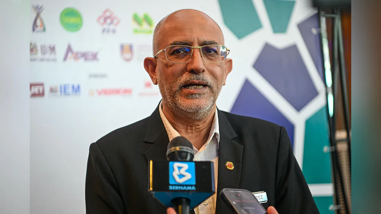 SEREMBAN, 12 Mei -- Ketua Pengarah Lembaga Minyak Sawit Malaysia (MPOB) Datuk Dr Ahmad Parveez Ghulam menjawab pertanyaan wartawan semasa sidang media pada Konvensyen Kebangsaan Kejuruteraan Pertanian dan Makanan (NAFEC) hari ini.  --fotoBERNAMA (2026) HAK CIPTA TERPELIHARA