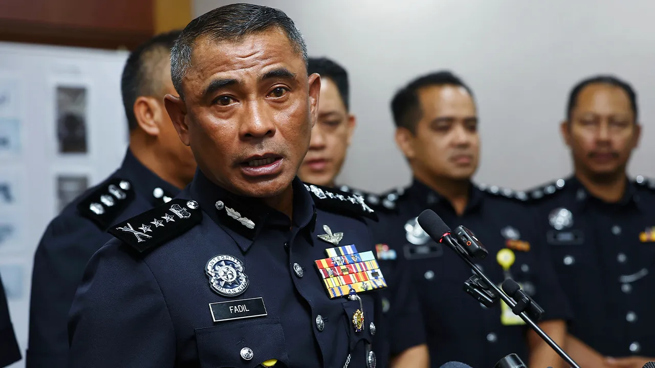 KUALA LUMPUR, 8 April -- Ketua Polis Kuala Lumpur, CP Datuk Fadil Marsus, bercakap mengenai kes samun bersenjata dan penyamaran sebagai penjawat awam serta kes rusuhan dan khianat di sebuah pusat hiburan pada sidang media di Ibu Pejabat Polis Kontinjen Kuala Lumpur hari ini.  --fotoBERNAMA(2026) HAK CIPTA TERPELIHARA