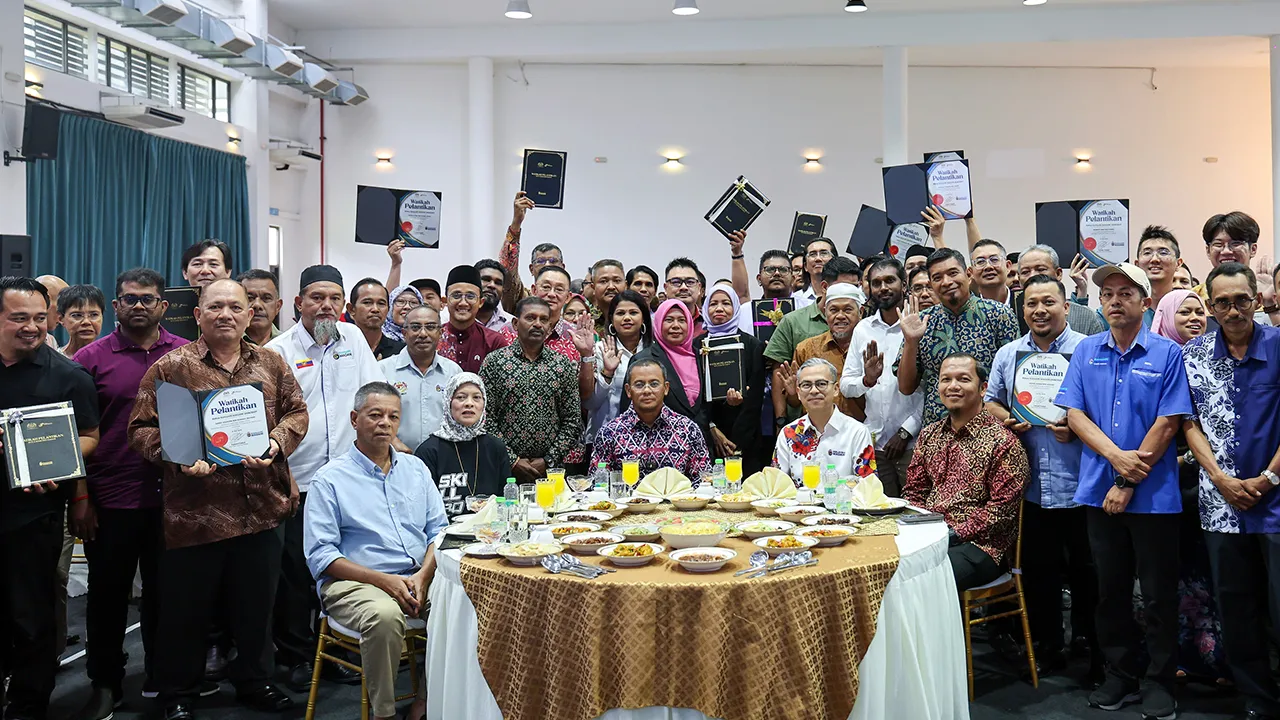 KUALA LUMPUR, 10 Mei -- Menteri Komunikasi Datuk Fahmi Fadzil bersama Menteri Besar Selangor Datuk Seri Amirudin Shari bergambar bersama penerima watikah pelantikan Komuniti MADANI Wilayah Persekutuan Kuala Lumpur dan Selangor pada majlis penyerahan watikah pelantikan komuniti tersebut hari ini.  -- fotoBERNAMA (2026) HAK CIPTA TERPELIHARA\