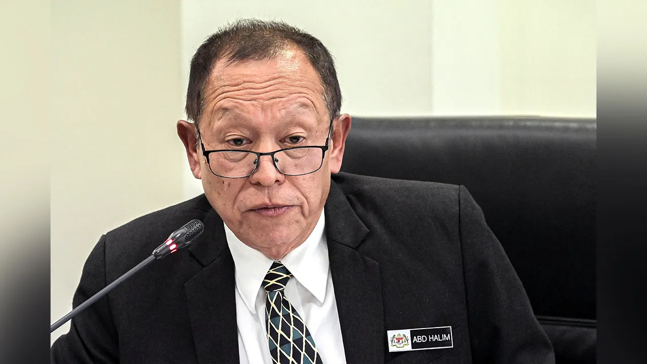 SHAH ALAM, 20 Mei -- Ketua Pesuruhjaya Suruhanjaya Pencegahan Rasuah Malaysia (SPRM), Datuk Seri Abd Halim Aman, ditemu bual oleh pemberita selepas mengadakan lawatan kerja ke Ibu Pejabat SPRM Selangor hari ini.  -- fotoBERNAMA (2026) HAK CIPTA TERPELIHARA