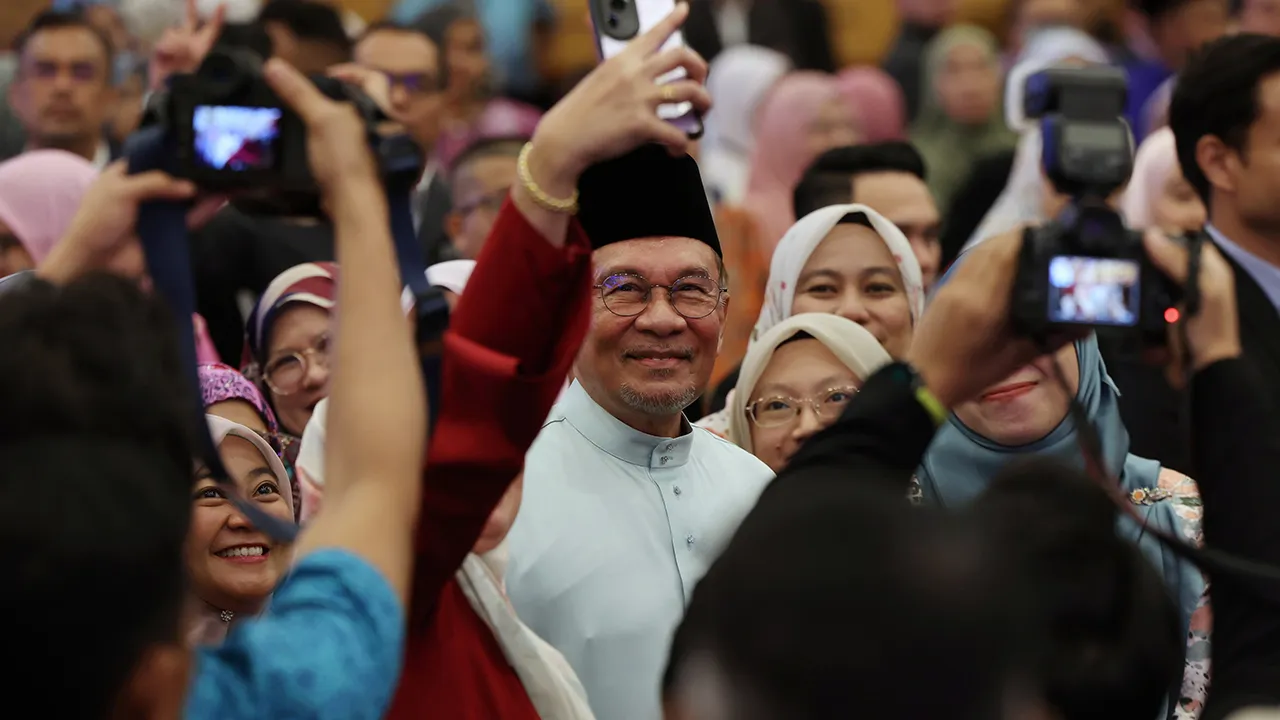 PUTRAJAYA, 3 Jan -- Perdana Menteri Datuk Seri Anwar Ibrahim (tengah) menyantuni sebahagian para penjawat awam pada Majlis Perjumpaan Perdana Menteri Bersama Warga Jabatan Perdana Menteri (JPM) Bagi Bulan Januari dan Amanat Tahun Baharu 2025 di Puspanitapuri hari ini.  --fotoBERNAMA (2025) HAK CIPTA TERPELIHARA