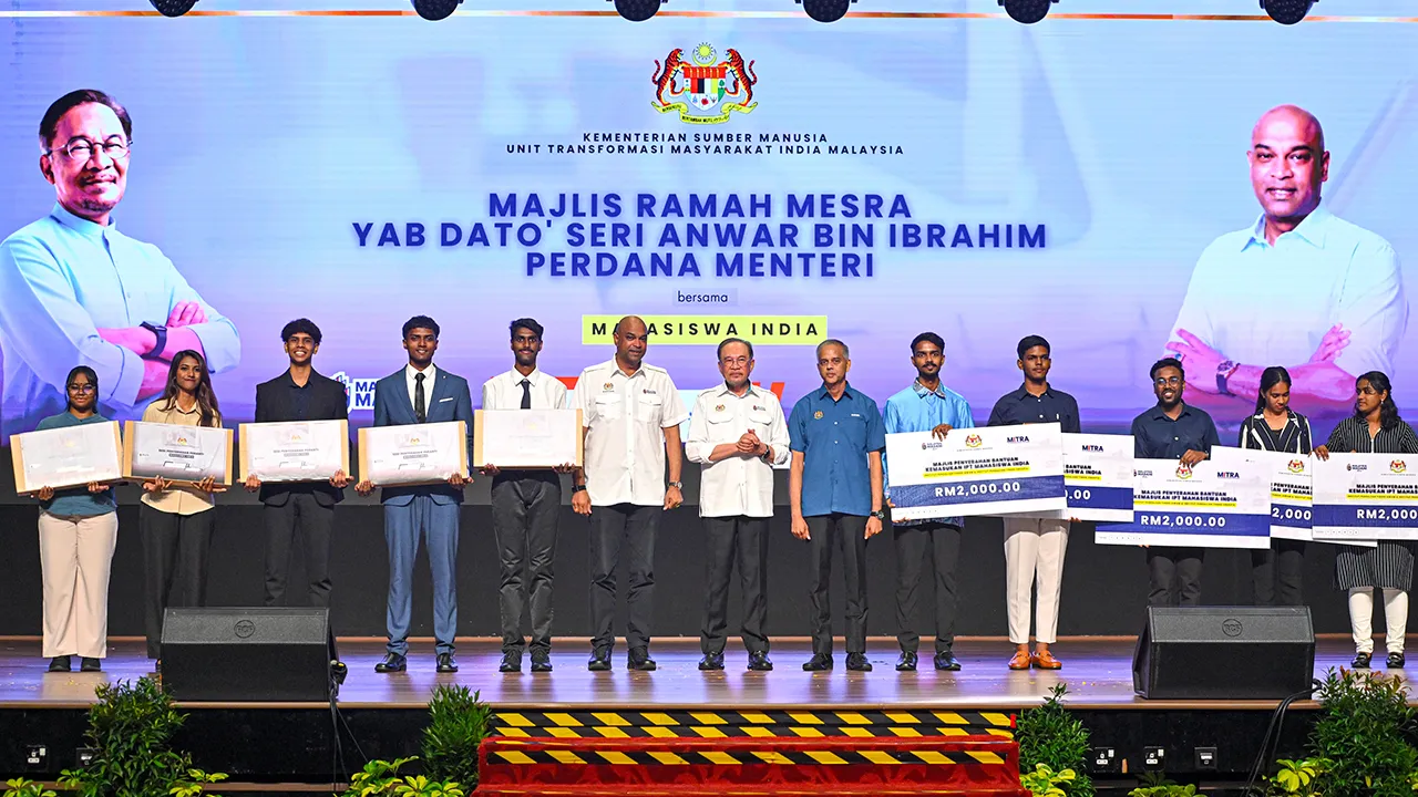 KUALA LUMPUR, 10 Mei -- Perdana Menteri Datuk Seri Anwar Ibrahim (tujuh, kiri) bergambar bersama mahasiswa yang menerima Manfaat Bantuan IPT pada Majlis Ramah Mesra Bersama Mahasiswa India di Universiti Malaya hari ini.  Turut hadir Menteri Sumber Manusia, Datuk Seri R Ramanan (enam, kiri) dan Ketua Pengarah Unit Transformasi Masyarakat India Malaysia (MITRA), Raveendran Nair (enam, kanan).  --fotoBERNAMA (2026) HAK CIPTA TERPELIHARA