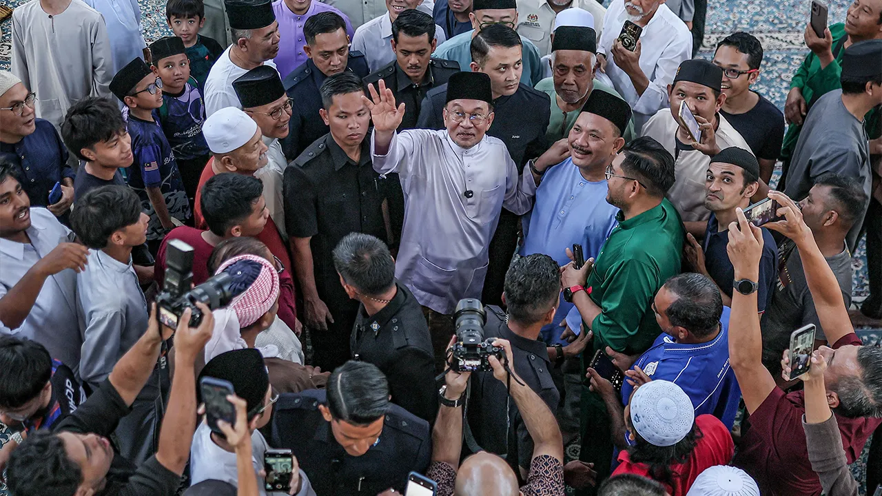 KUALA LUMPUR, 22 Mei -- Perdana Menteri Datuk Seri Anwar Ibrahim beramah mesra bersama jemaah selepas menunaikan solat Jumaat di Masjid Al-Muttaqin, Wangsa Maju hari ini.  -- fotoBERNAMA (2026) HAK CIPTA TERPELIHARA
