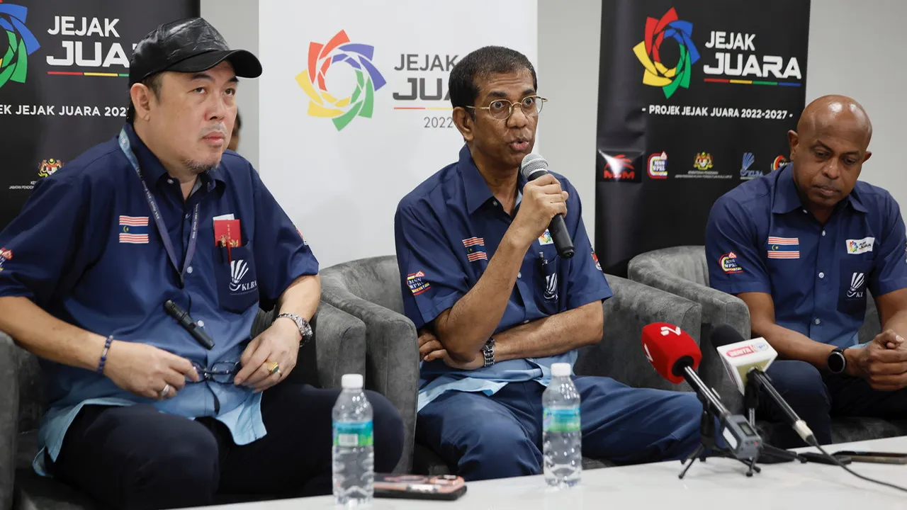 KUALA LUMPUR, 31 Mei -- Presiden Persatuan Badminton Kuala Lumpur (KLBA) Datuk Seri Dr Jahaberdeen Mohamed Yunoos (tengah) mengadakan sidang media selepas mempengerusikan Mesyuarat Agung Tahunan (AGM) KLBA di Arena Sukan Kuala Lumpur hari ini.  -- fotoBERNAMA (2026) HAK CIPTA TERPELIHARA
