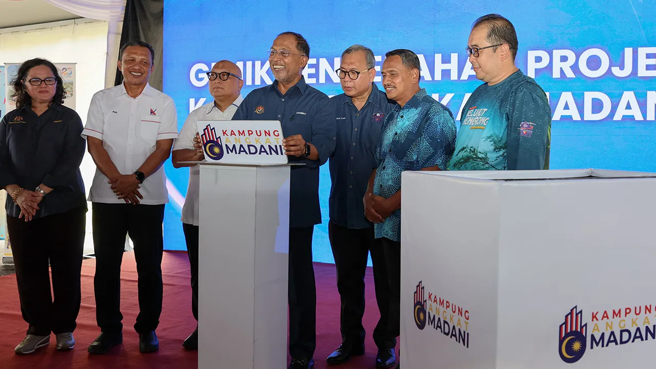 HULU TERENGGANU, 19 Mei -- Menteri Pendidikan Tinggi, Datuk Seri Dr Zambry Abd Kadir (tengah) melakukan gimik Penyerahan Projek Kampung Angkat MADANI Universiti Malaysia Terengganu (UMT) Kampung Menerong di Sekolah Menengah Kebangsaan Menerong, Ajil, hari ini.  -- fotoBERNAMA (2026) HAK CIPTA TERPELIHARA