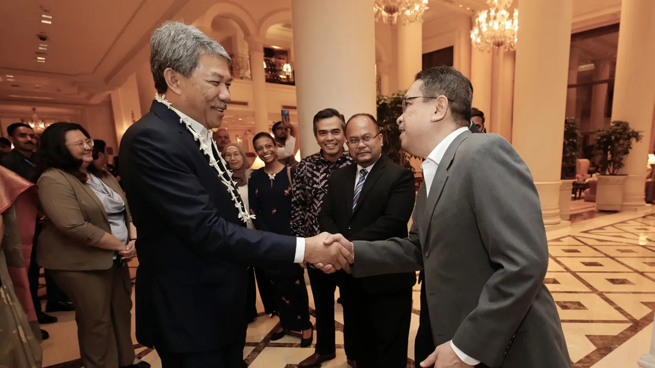 NEW DELHI, 14 Mei -- Menteri Luar Datuk Seri Mohamad Hasan tiba di hotel penginapannya di sini malam tadi bagi menghadiri Mesyuarat Menteri-Menteri Luar BRICS yang berlangsung selama dua hari bermula hari ini.  -- fotoBERNAMA (2026) HAK CIPTA TERPELIHARA  NEW DELHI, May 14 -- Foreign Minister Datuk Seri Mohamad Hasan arrives at his hotel here last night ahead of the two-day BRICS Foreign Ministers’ Meeting, which begins today.  --fotoBERNAMA (2026) COPYRIGHT RESERVED