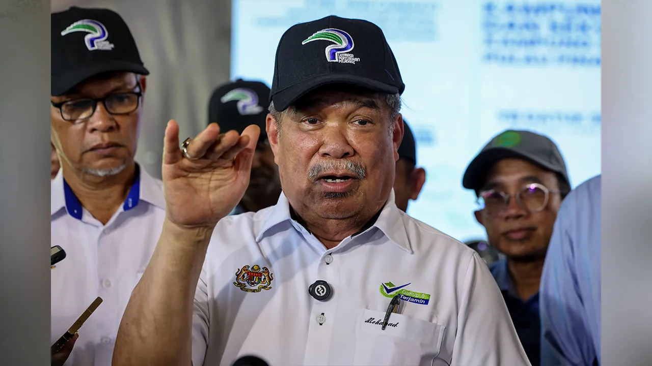 TASEK GELUGOR, 8 Mei -- Menteri Pertanian dan Keterjaminan Makanan Datuk Seri Mohamad Sabu ketika ditemu bual pemberita pada Majlis Perasmian Kampung dan Sekolah Angkat MADANI di Kampung Guar Petai hari ini.  -- fotoBERNAMA (2026) HAK CIPTA TERPELIHARA