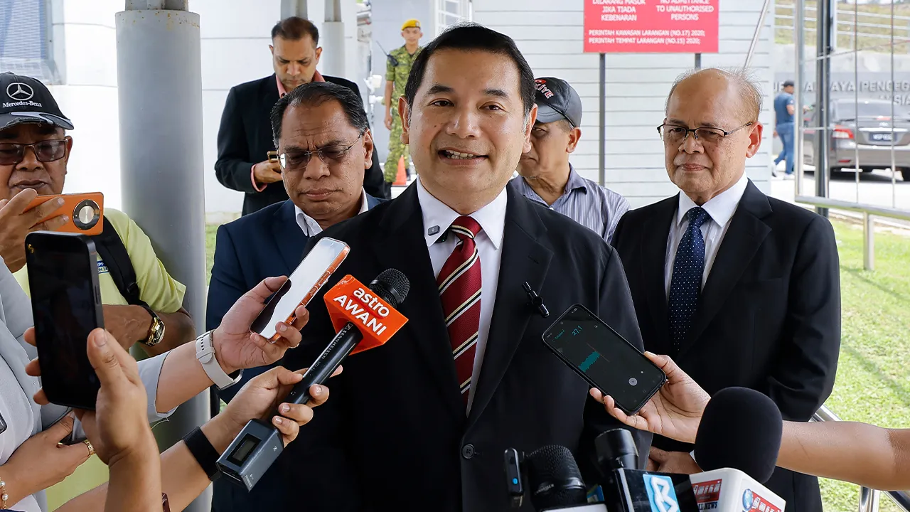 PUTRAJAYA, 6 Mei -- Bekas Menteri Ekonomi, Datuk Seri Rafizi Ramli bercakap kepada pemberita sebaik tiba di perkarangan Suruhanjaya Pencegahan Rasuah Malaysia (SPRM) hari ini, bagi menyambung proses merekod keterangan kali ketiga berhubung kes pelaburan bernilai RM1.1 bilion di Ibu Pejabat SPRM, Putrajaya.  --fotoBERNAMA (2026) HAK CIPTA TERPELIHARA