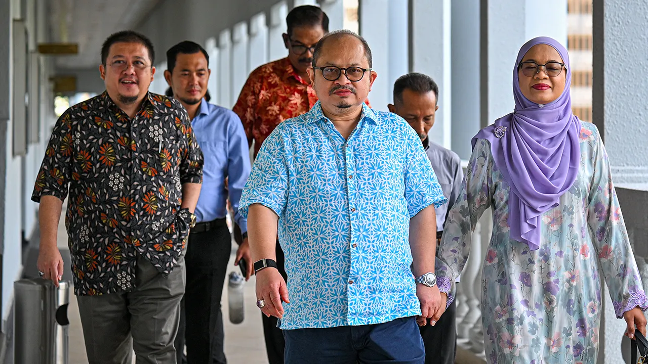 KUALA LUMPUR, 8 Mei -- Bekas setiausaha politik kanan kepada perdana menteri, Datuk Seri Shamsul Iskandar Mohd Akin (dua, kanan) hadir di Mahkamah Sesyen hari ini bagi sambung bicara pertuduhan rasuah yang dihadapinya.  --fotoBERNAMA (2026) HAK CIPTA TERPELIHARA