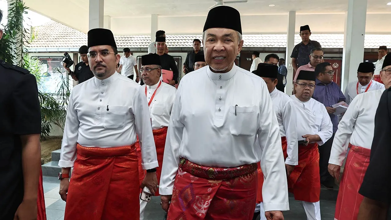 JOHOR BAHRU, 11 Mei -- Presiden UMNO Datuk Seri Dr Ahmad Zahid Hamidi (kanan) hadir pada Mesyuarat Majlis Tertinggi UMNO di Pejabat Perhubungan UMNO Johor hari ini.  Turut hadir Setiausaha Agung UMNO, Datuk Dr Asyraf Wajdi Dusuki (kiri).  --fotoBERNAMA (2026) HAK CIPTA TERPELIHARA