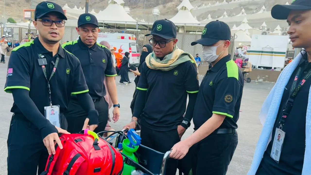 DR AMIR Suhaimi (kiri) bersama pasukan peninjau perubatan haji melakukan persiapan sebelum ke laluan melontar jamrah di Mina.