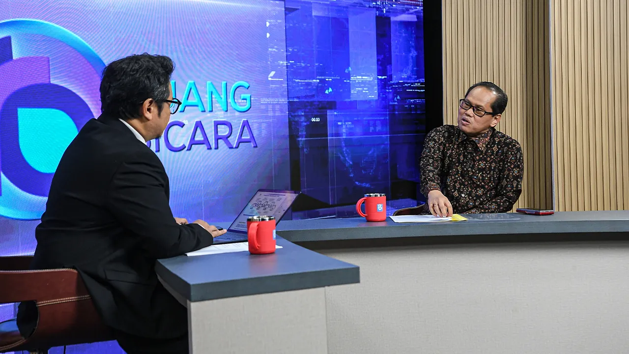 KUALA LUMPUR, 12 Mei -- Ketua Pengarah Pendidikan Malaysia Datuk Dr Mohd Azam Ahmad (kanan) ketika hadir pada Program Ruang Bicara bertajuk 'Guru Bitara Nadi Negara' yang dihoskan oleh Ally Iskandar (kiri) di Wisma Bernama hari ini.  --fotoBERNAMA (2026) HAK CIPTA TERPELIHARA