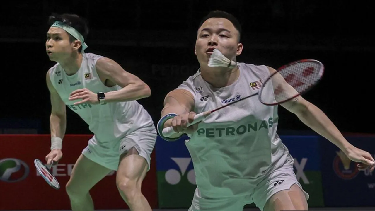 Beregu lelaki negara yang juga pilihan pertama kejohanan Aaron Chia dan Soh Wooi Yik berjaya ke peringkat separuh akhir selepas menewaskan beregu China Hu Ke Yuan dan Lin Xiang Yi pada Kejohanan Perodua Malaysia Master's 2026 di Unifi Arena Bukit Jalil hari ini. Aaron dan Wooi Yik menang dengan keputusan 21-15 dan 21-16.