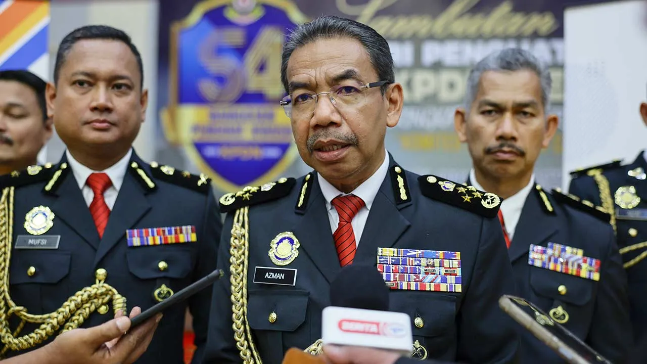 MARANG, 10 Mei -- Ketua Pengarah Penguat Kuasa Kementerian Perdagangan Dalam Negeri dan Kos Sara Hidup (KPDN) Datuk Azman Adam ketika sidang media pada Sambutan Hari Penguat Kuasa KPDN ke-54 Peringkat Negeri Terengganu di Pangkalan Unit 6, Pasukan Simpanan Persekutuan Wakaf Tapai, hari ini.  -- fotoBERNAMA (2026) HAK CIPTA TERPELIHARA