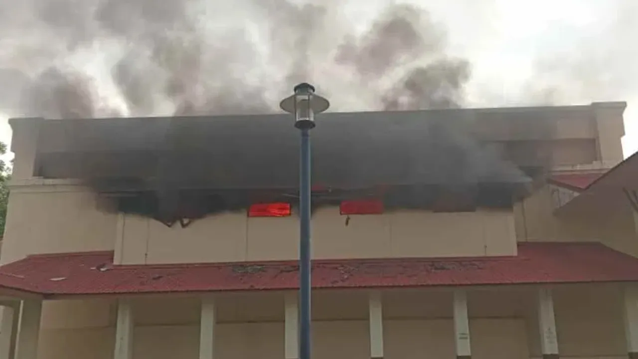 PUTRAJAYA - Bahagian belakang pentas dewan Sekolah Menengah Kebangsaan (SMK) Putrajaya Presint 14 (1) terbakar dalam kejadian jam 6 petang, Khamis.