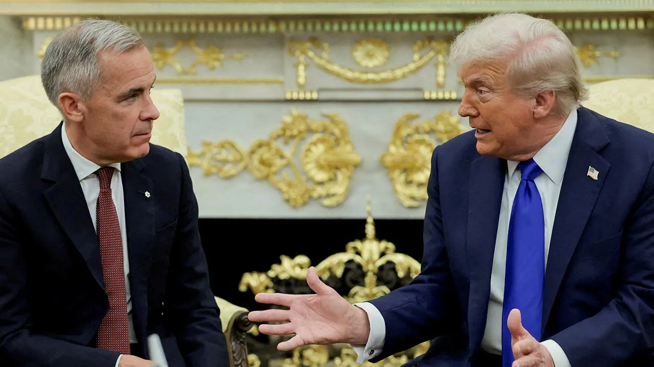 FILE PHOTO: U.S. President Donald Trump and Canada's Prime Minister Mark Carney meet in the Oval Office at the White House in Washington, D.C., U.S., October 7, 2025. REUTERS/Evelyn Hockstein/File Photo
