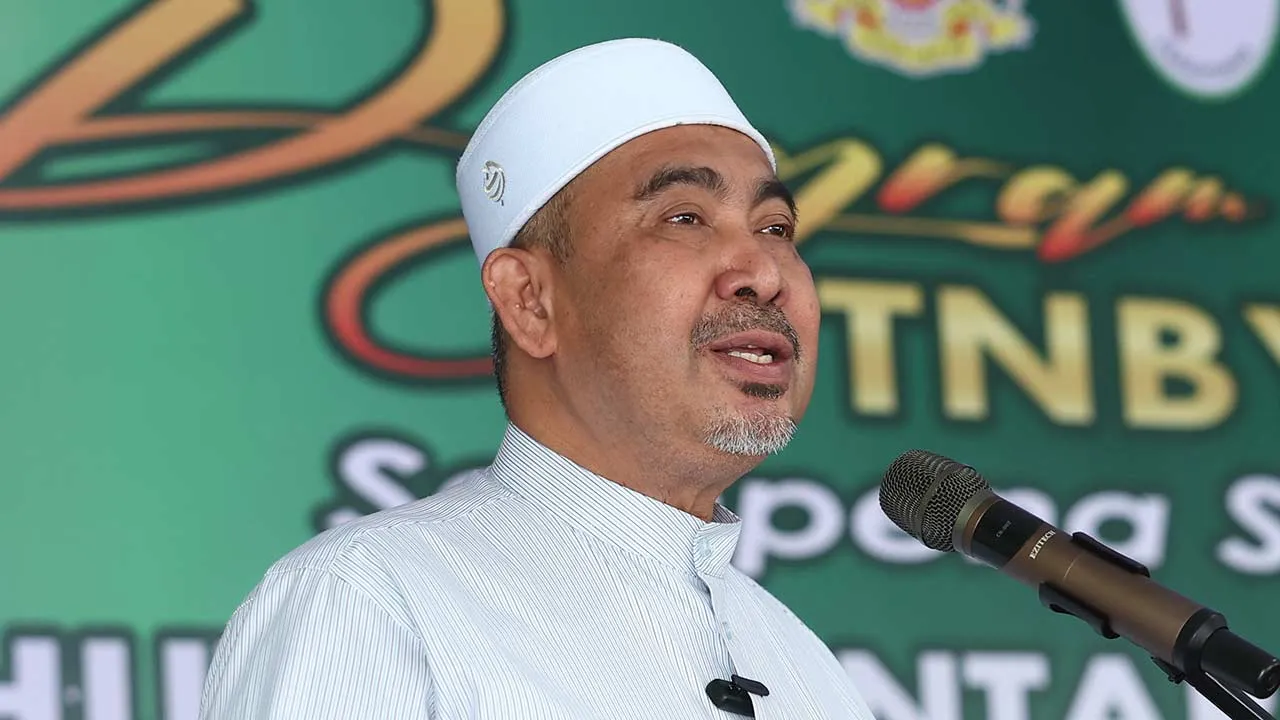 GUA MUSANG, 30 Jun -- Pengerusi Jawatankuasa Kerja Raya, Infrastruktur, Air dan Pembangunan Luar Bandar Negeri Datuk Dr Izani Husin ketika berucap pada program Tok Nenek Bubu Yong Yap (TNBYY) Ultra 2024 sempena sambutan Hari Hutan Antarabangsa ke-53 bertemakan 'Hutan dan Inovasi' di Eco Rehat dan Rawat (R&R) Lojing Highlands hari ini.  --fotoBERNAMA (2024) HAK CIPTA TERPELIHARA