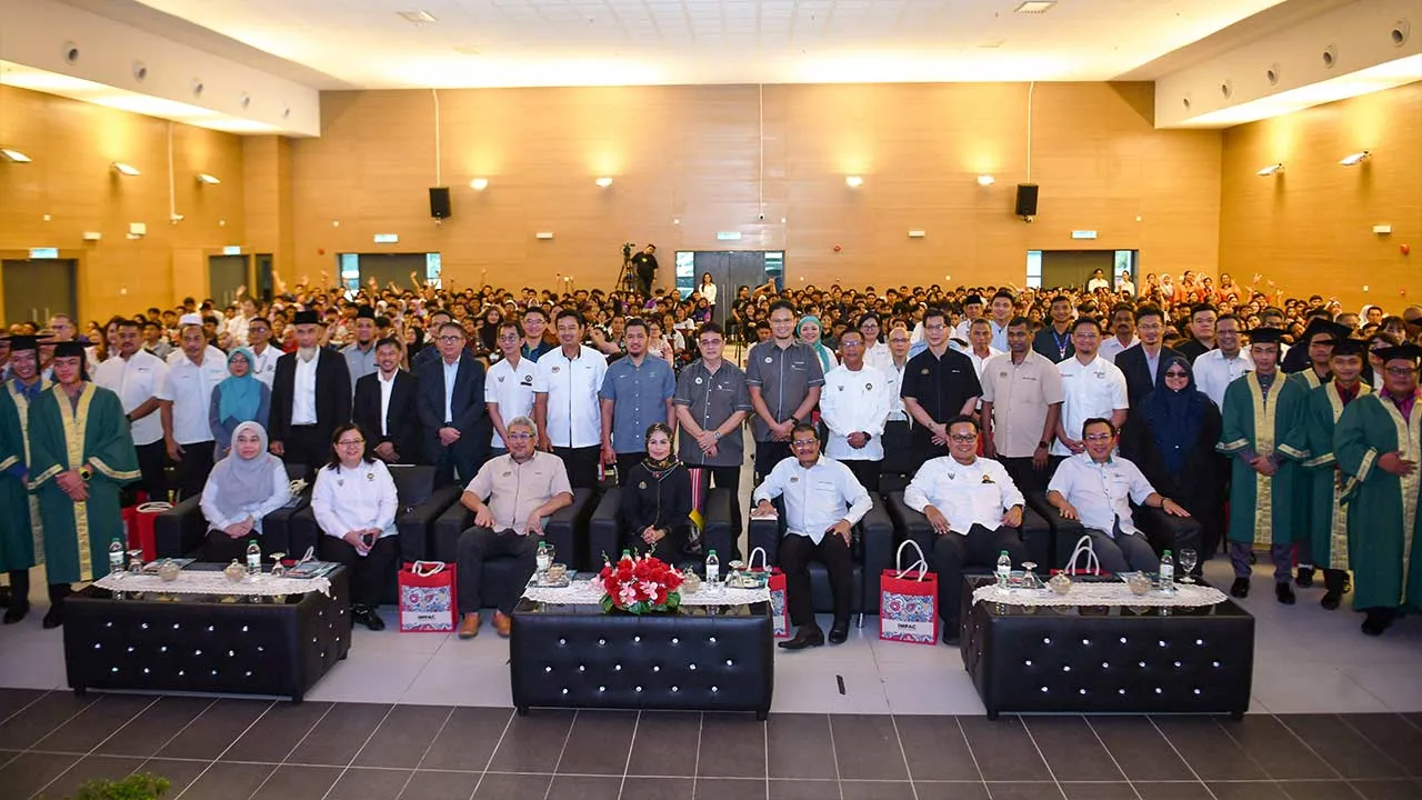 KOTA SAMARAHAN, 4 Mei -- Menteri Perladangan dan Komoditi Datuk Seri Dr Noraini Ahmad bersama peserta yang menghadiri program TVET MyKomoditi di Dewan Pertubuhan Peladang Negeri Sarawak, hari ini.  -- fotoBERNAMA (2026) HAK CIPTA TERPELIHARA