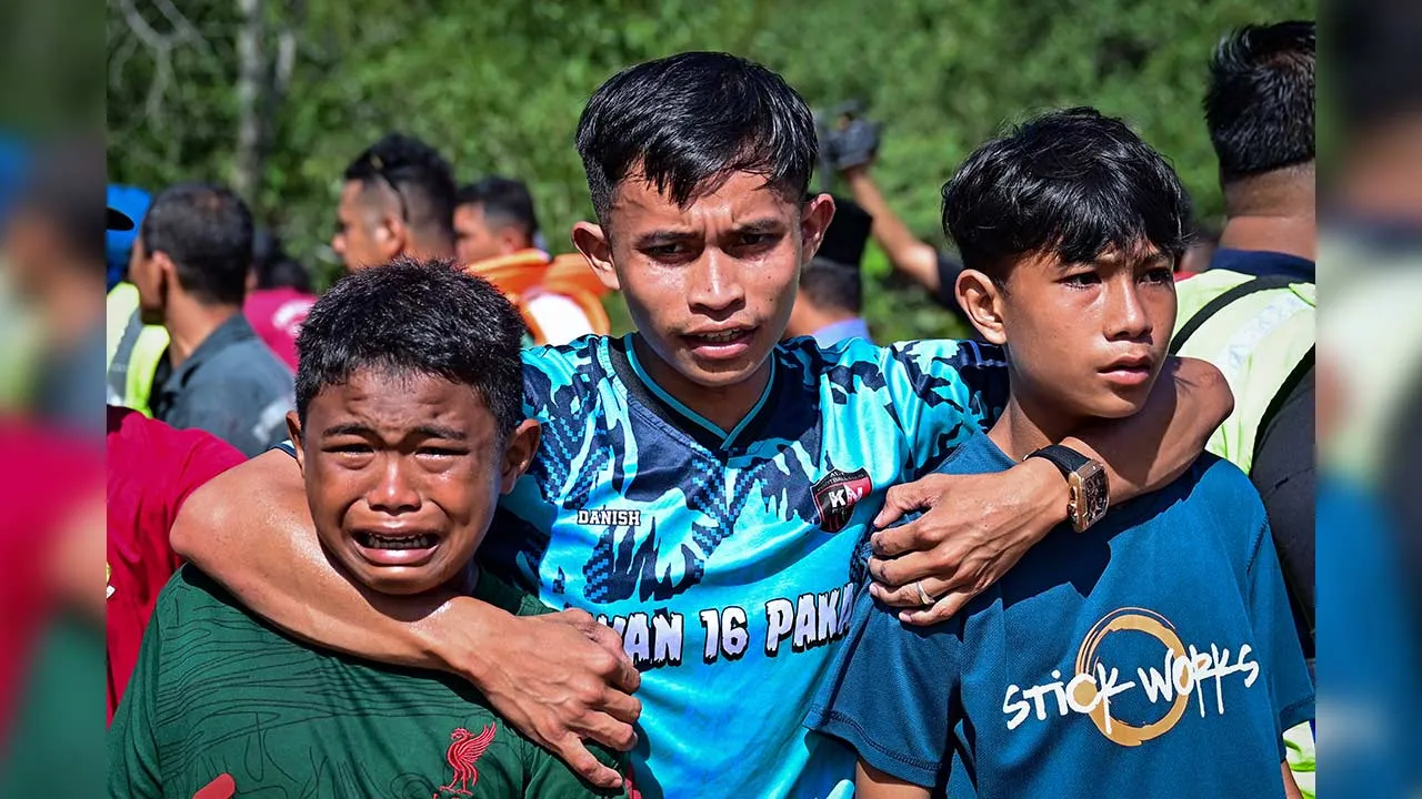 DUNGUN, 24 Mei -- Muhammad Farish Iqbal Cik Mohana Runasdi, 14 (kiri) dan Muhammad Afi Naashif Adli Noone, 15 (kanan) antara dua remaja yang terselamat dalam kejadian lemas ketika mandi bersama empat rakan mereka di Sungai Beril hari ini.  Mereka terkilan kerana gagal menyelamatkan dua beradik yang dikhuatiri lemas, iaitu Muhammad Amir Ashraf Mohd Zul Zunaidi, 15, dan Muhammad Aidil Amsyar Mohd Zul Zunaidi, 14, ketika mandi di Sungai Beril dekat Taman Beril, Paka, hari ini.  --fotoBERNAMA (2026) HAK CIPTA T
