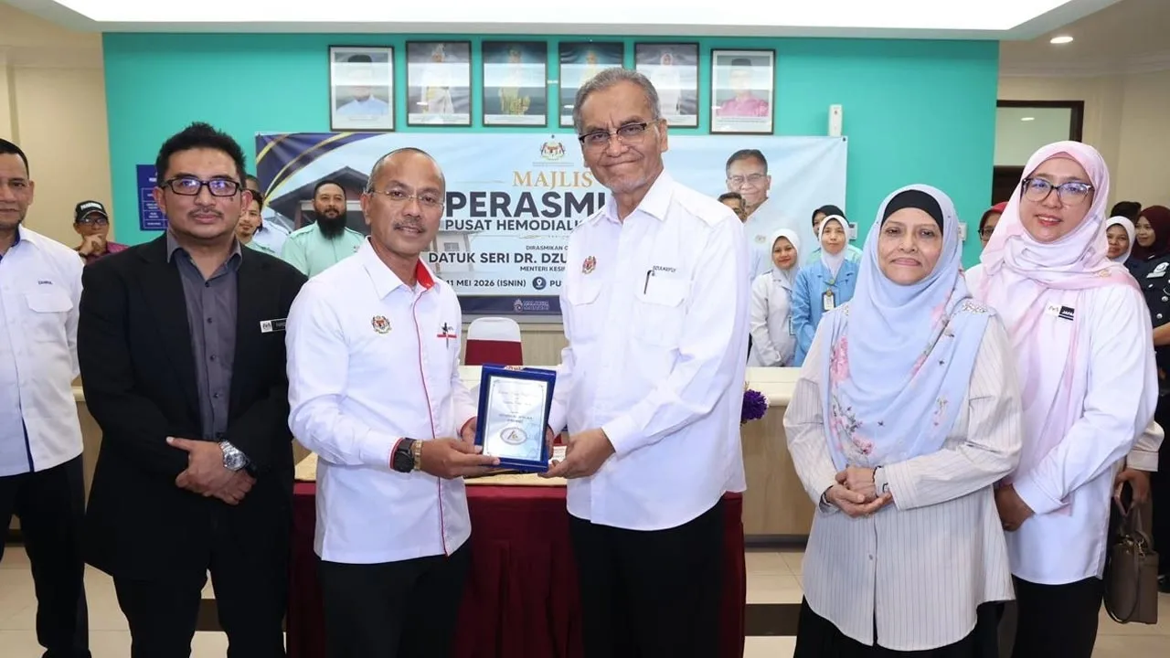 Mengakhiri siri lawatan kerja di Negeri Pahang semalam, saya telah meluangkan masa meninjau pengoperasian dan menyempurnakan pelancaran Pusat Hemodialisis Maran. Pembukaan pusat ini bukanlah sekadar penambahan infrastruktur fizikal, sebaliknya ia adalah terjemahan langsung kepada falsafah keprihatinan Kerajaan MADANI dalam memastikan akses kesihatan yang berkualiti dibawa lebih dekat kepada denyut nadi rakyat. -- FB Dr Dzulkefly Ahmad
